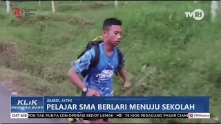 Pelajar SMA Berlari Menuju Sekolah