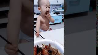 很喜欢吃肉的小宝宝，胃口真好，很有吃播风范  The little baby who likes eating meat has a really good appetite