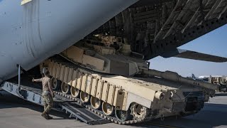 65톤의 M1A2 전차를 공중 수송 미 공군 C-17A 글로브마스터 III 전략수송기