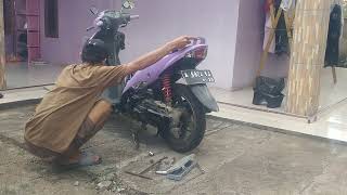 Cara melepas mesin motor matic Suzuki spin cukup mudah banget.