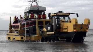 KNRM Katwijk , binnenhalen van de reddingsboot met caterpillar challenger