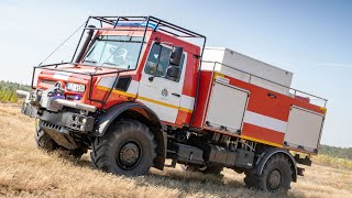 Hochgeländegängiger Unimog mit Tanklöschaufbau.