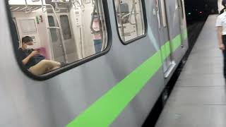 1134次開往基隆的銀綠色新微笑號EMU900型十輛一編組EMU901車王區間車，和401次經由花東線開往樹林的普悠瑪自強號