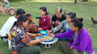 สาวจ่อยโชว์ฝีมือ ตำข้าวปุ้นใส่ถั่วผักยาว สู่ทีมงานกินแซบๆ