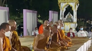 การแสดงพระธรรมเทศนาของหลวงตาบุญชื่น ที่โรงเรียนบ้านเปลือยหนองตูบ ที่มีผู้คนมาร่วมรับฟังเยอะหลายพันคน