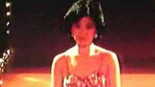 Teresa Teng opens her 1982 concert. 愛像一首歌