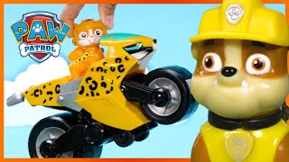 Rubble and Wildcat Speed Up a Pie Delivery 🥧- PAW Patrol - Toy Pretend Play Rescue for Kids