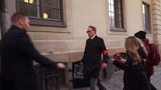 Här föser Horace Engdahl undan reportrarna - Nyheterna (TV4)