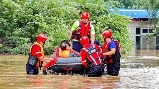 Opérations de secours en cours dans le district inondé de Zhuozhou, province du Hebei