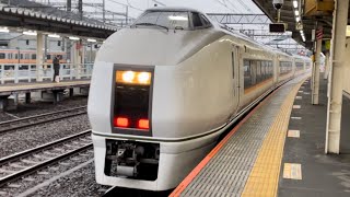 【激レア！ケツの前照灯切り忘れ】JR東日本651系1000番台OM204編成が回送電車としてロング警笛を鳴らして大宮駅を発車するシーン（2022.2.14）