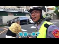 已融化！帥警街角守護老奶奶　黑人紀錄暖心時刻｜三立新聞網setn.com