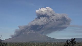 Sűrű hamut lövellt magából a Sinabung vulkán