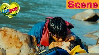 Sundeep Kishan Saves Regina Cassandra From An Accident - Routine Love Story Movie Scenes
