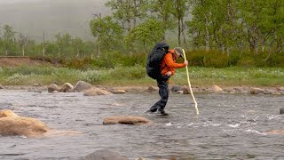 Lundhags - How to cross a stream with mountain guide Urban Axelsson.