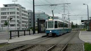 Durchfahrt Tram 2000 bei der Haltestelle Fernsehstudio in Zürich