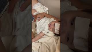 自分の動画を見て笑う赤ちゃん/Baby laughing at video of himself #shorts #生後8ヶ月