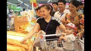 Người tiêu dùng Việt Nam lạc quan thứ nhì thế giới | VTV24