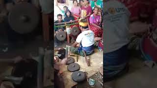 musik tradisional daerah sumba barat daya .pukul gong lagu. meri kabola doumu