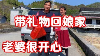 炮哥和媳妇湘西回娘家，炮哥执意要几箱礼品，媳妇脾气一下就火了【广西炮哥的生活】