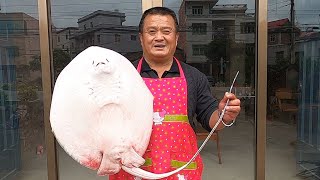 农村土灶炖1条16斤魔鬼鱼，肉香软骨脆，是下酒下饭好菜