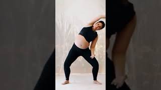 Kareena Kapoor flaunts Her Baby Bump during Yoga