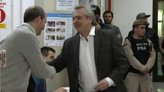 Fernández supera a Macri con amplia ventaja en primarias de Argentina | AFP