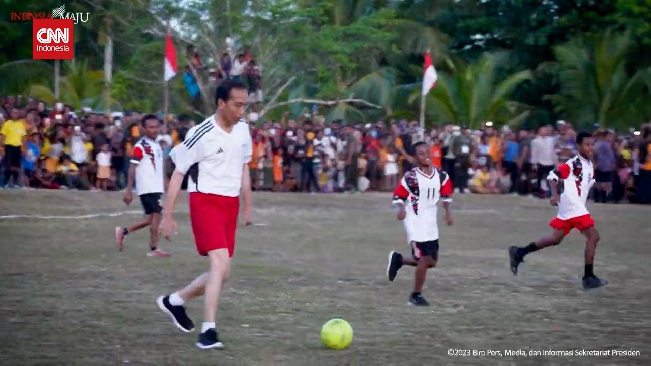 Main Bola Bareng Anak Papua, Jokowi Cetak Gol Lalu Kebobolan - YouTube