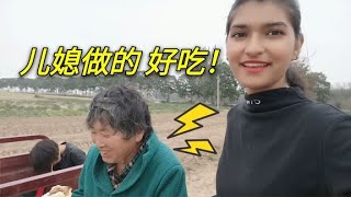 中國公婆在地裏農忙，巴鐵媳婦心疼送去熱飯，婆婆笑的樂開了花【河南媳婦佳音】