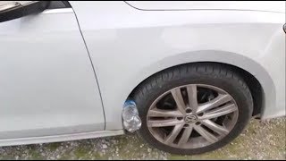 Come rubano le auto con una bottiglia di plastica