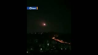 شاهد.. لحظة القصف الإسرائيلي على مواقع ميليشيات أسد وإيران بمحيط دمشق