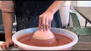 170. Glazing Chattering Texture Bowls Using Underglazes and Wax Resist with Hsin-Chuen Lin 林新春 上釉示範