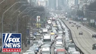 Traffic jam in Kyiv as Ukrainians try to flee amid Russian attack