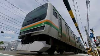 [VR180] 超ローアングル E233系 E231系 最後風圧でカメラが転倒 京浜東北線 東海道本線 通勤電車 矢向踏切 下から目線 遮断桿の下から覗き 床下が見える ふみきり動画