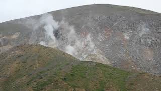 一切経山の大穴火口の噴煙