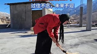 阿祖法一心一意建造房子，过往不念未来不迎，当下不负如此安好！