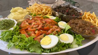 Foie sauté sauce oignons crudités frites