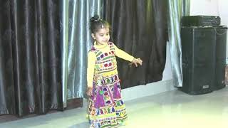 Dance by a small kid on chinta ta ta chita chita || Rowdy rathore song easy steps