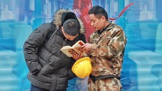 The migrant worker consults strangers about THE ROMANCE OF THE THREE KINGDOMS, what would people do?