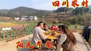 It is better to eat farm food in the sun in the countryside of Sichuan. This is the qualified sunsh