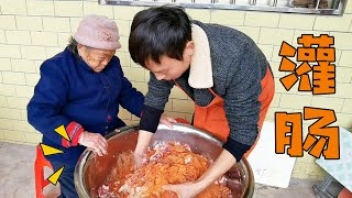 Uncle kills pigs at home, Haiwa buys 3,000 yuan fresh pork, and goes home to make sausages