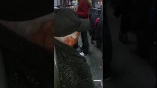 Viejo enojado en colectivo