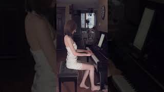 下班之后弹钢琴 | Hot girl play piano | 音乐响起 脑海总会浮现那烟雨朦胧的#江南 美女 钢琴 演奏 piano 李元玲 黑丝