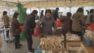 道の駅で「年の瀬市」開催 開店前に約30人の行列も　地元農家の正月輪飾りなど並ぶ　 山口県山口市