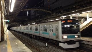 夜のJR松戸駅に入線する209系1000番台各駅停車我孫子行き