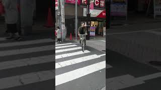 自転車道路じゃないぜ、歩道だ、字が読めないのか(1)