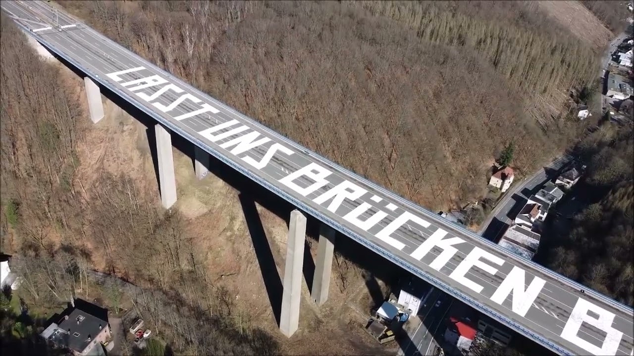 LASST UNS BRÜCKEN BAUEN – Riesige Botschaft Auf Der Talbrücke Rahmede ...