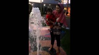 (hilya dahlia) 11mth- waterplay with mummy