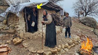 A day in the cold mountains🏔 | Homeless life in a hut and survival in the rain 🌧️🔥