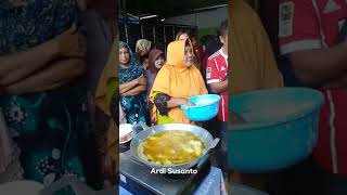 ◣VIRAL◥ Makcik Jual Goreng Pisang, Selamba Je Celup Tangan Dlm Minyak Panas.