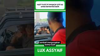 SUPIR TRUCK INI MENGEJAR MOBIL PICK UP UNTUK BERTERIMA KASIH #shorts